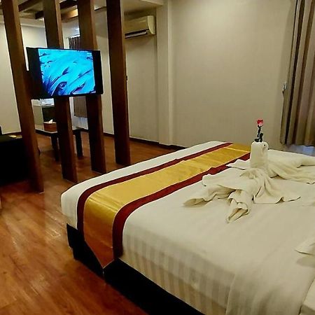 Royal Crown Hotel Янгон Екстер'єр фото