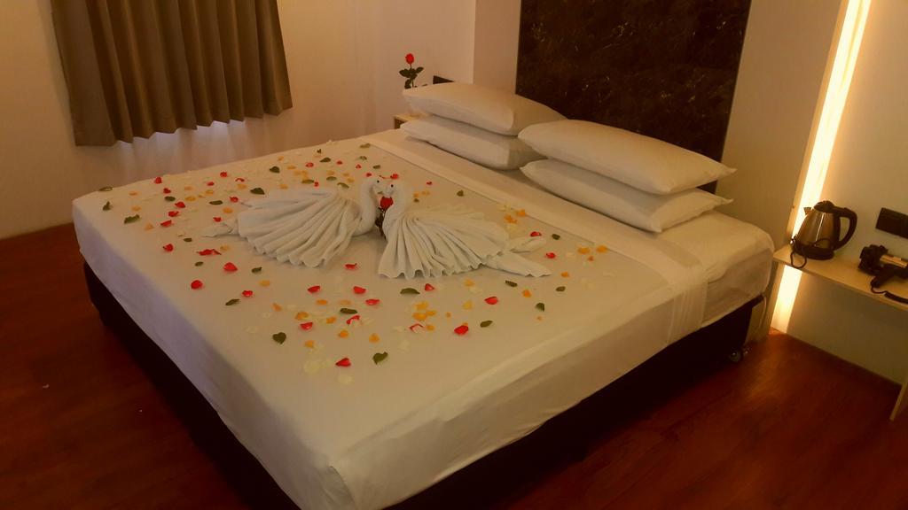 Royal Crown Hotel Янгон Екстер'єр фото